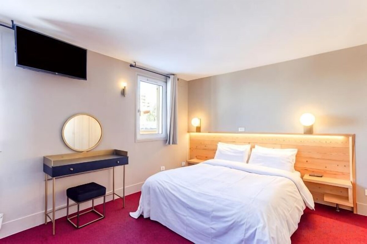 Down duvets, in-room safe, desk, free WiFi