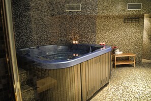 Indoor spa tub