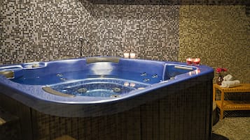 Indoor spa tub