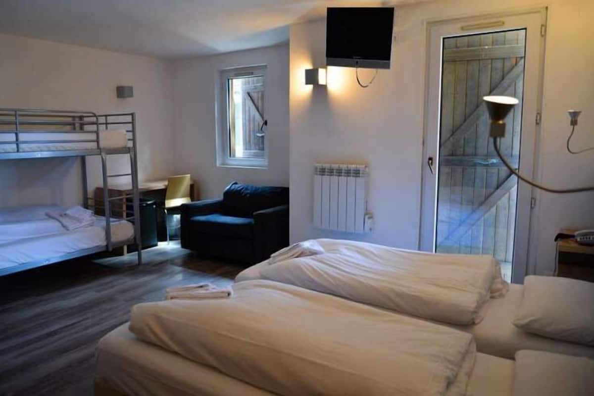 Down duvets, in-room safe, desk, free WiFi