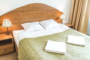 Schreibtisch, Babybetten, kostenloses WLAN, Bettwäsche