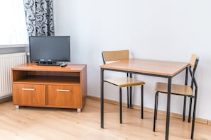 Quarto duplo econômico | Escrivaninha, berços (sobretaxa), Wi-Fi de cortesia, roupa de cama