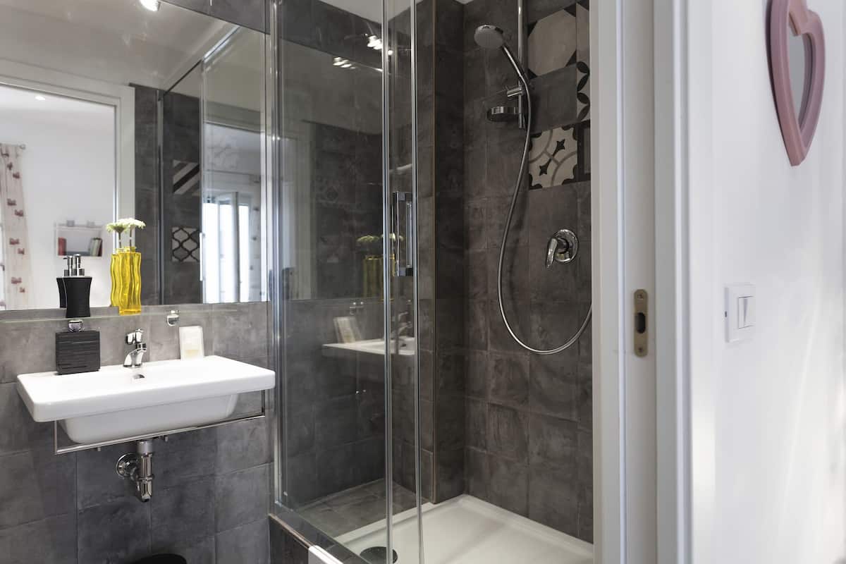 Regadera, amenidades de baño gratuitas, secadora de cabello, toallas