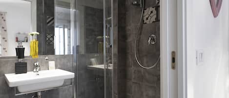 Regadera, amenidades de baño gratuitas, secadora de cabello, toallas