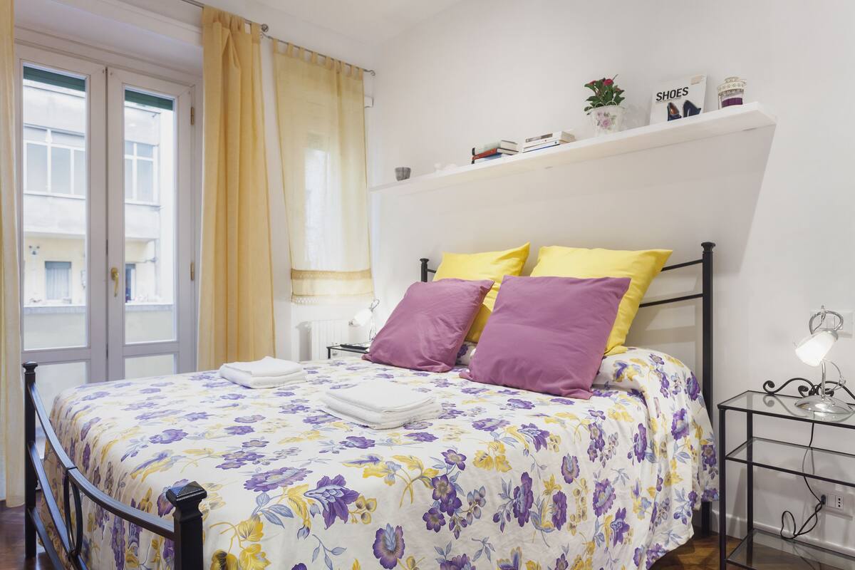 Caja de seguridad en la habitación, escritorio, insonorización y cunas