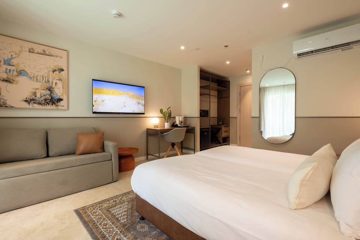 Superior Twin Room, 2 Single Beds | Minibar, in-room safe, desk, laptop workspace