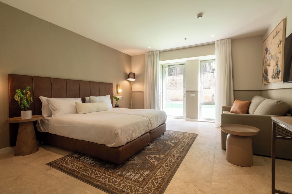 Comfort Twin Room, 2 Single Beds | Minibar, in-room safe, desk, laptop workspace