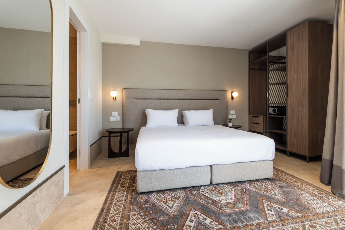 Suite familiar, vista a la ciudad | Minibar y caja de seguridad en la habitación