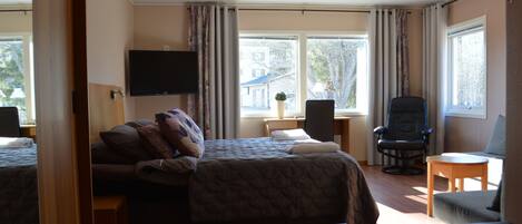 Chambre familiale | Bureau, rideaux dâobscurcissement, fer et planche Ă repasser