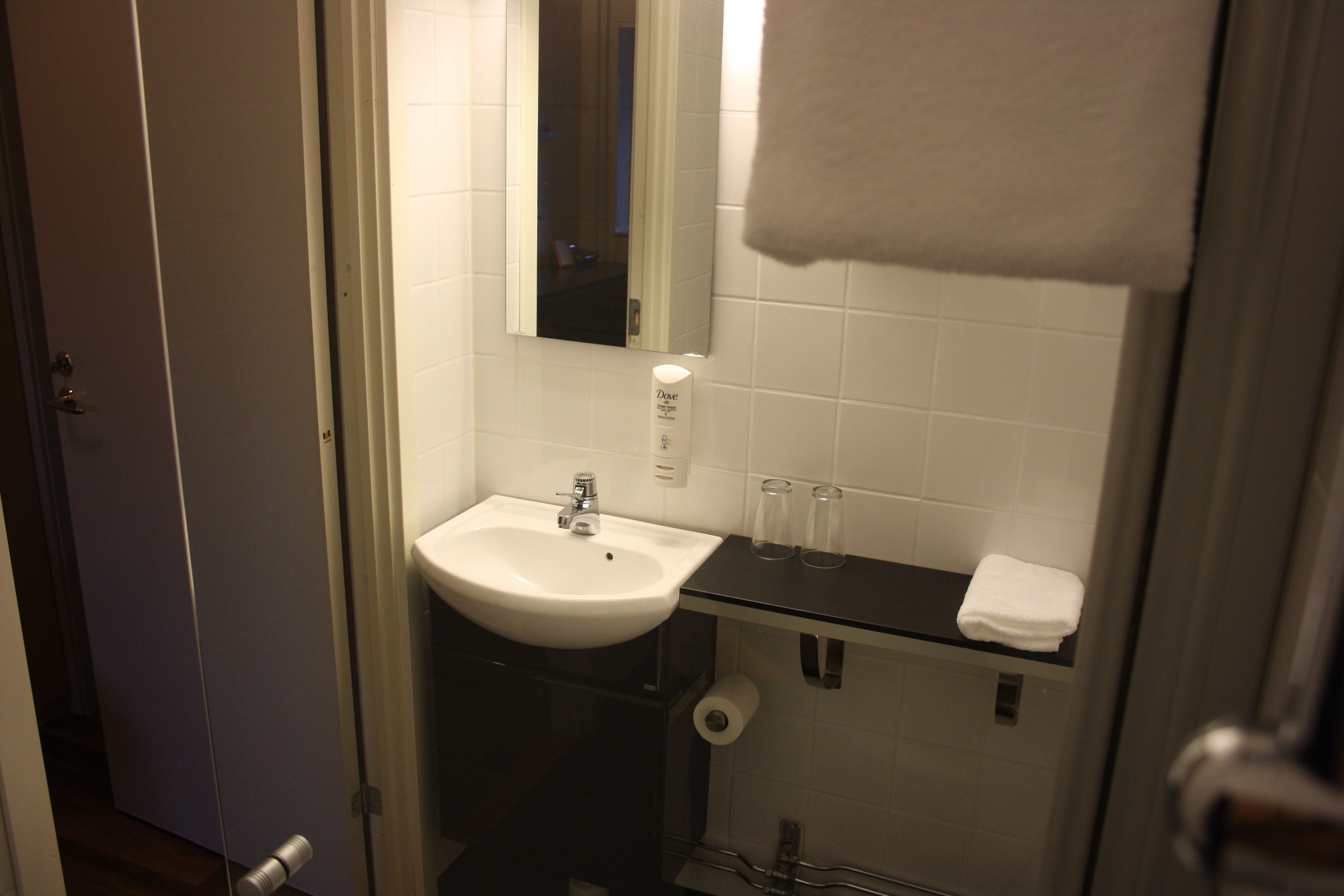 shower, free toiletries, towels