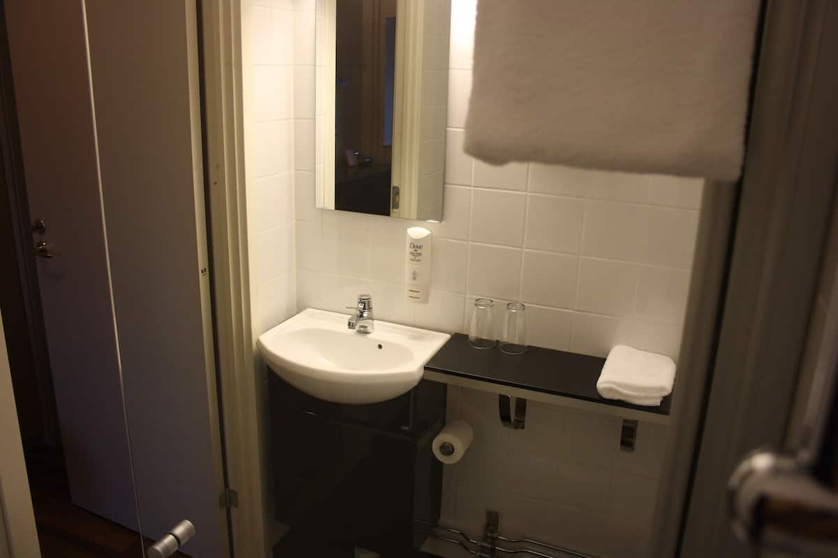 shower, free toiletries, towels