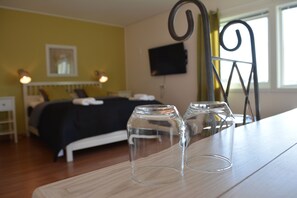 Driepersoonskamer | Een bureau, verduisterende gordijnen, een strijkplank/strijkijzer