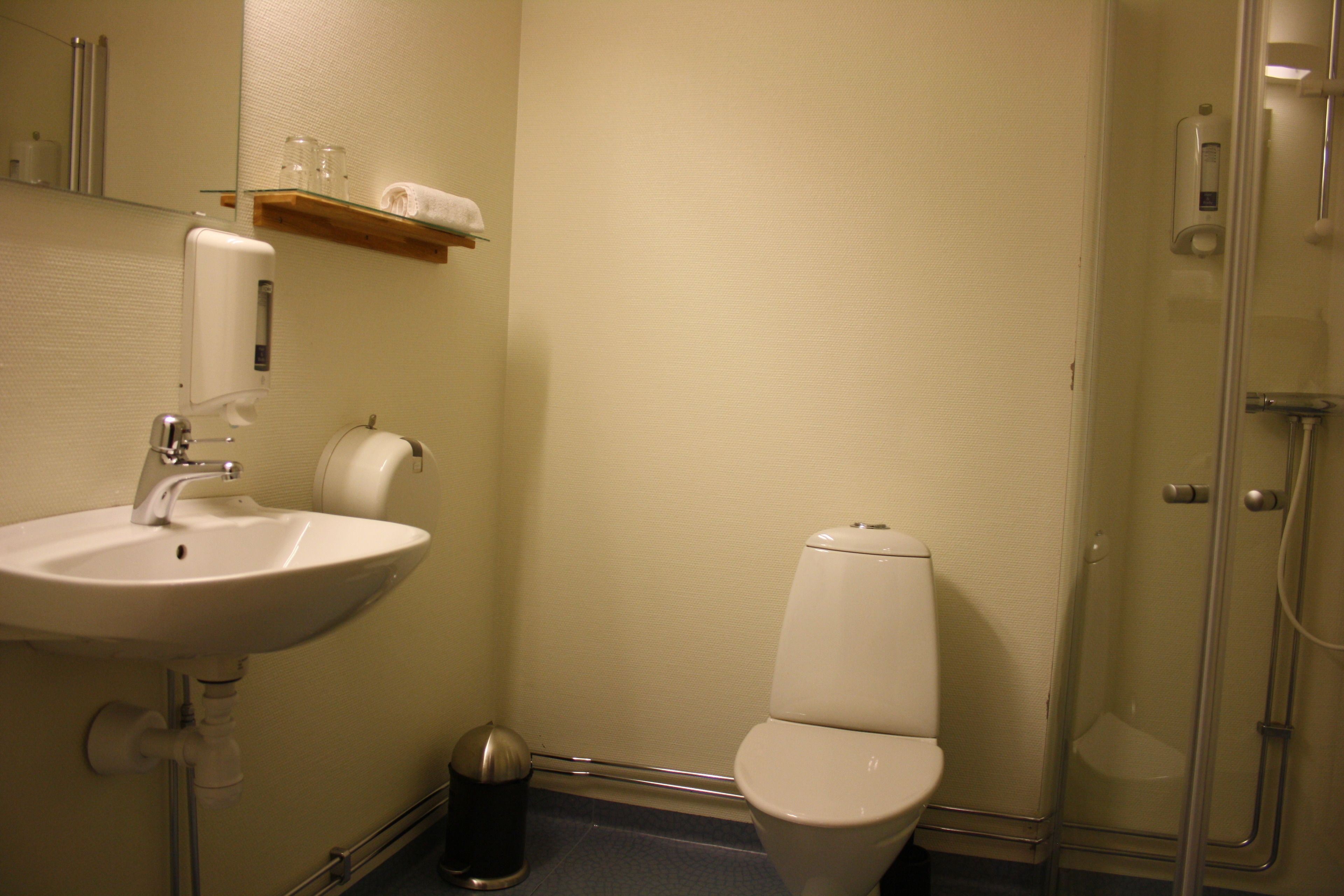 triple room | bathroom | shower, free toiletries, towels