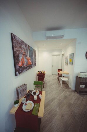 Departamento, 3 habitaciones | Área de sala de estar | Televisión de pantalla plana de 30 pulgadas con canales por cable