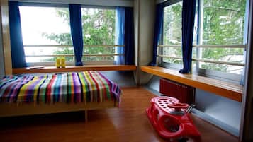 Meja kerja dan seprai linen