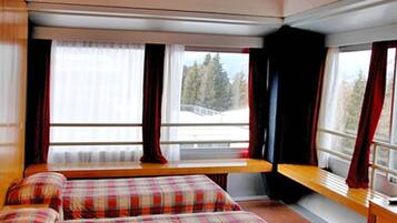 Habitación clásica doble | Escritorio y ropa de cama