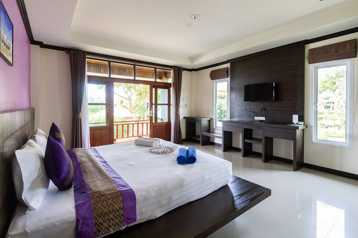 minibar, in-room safe, free wifi, bed sheets