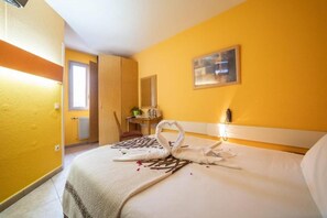 Luxe beddengoed, een kluis op de kamer, een bureau