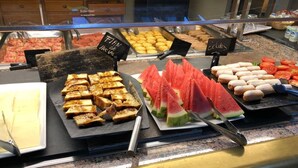 A buffet with various food items including toasted bread, watermelon slices, and other prepared dishes. - Hotel Les Terres (Canillo)