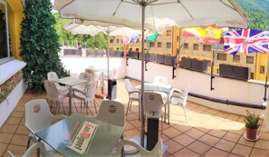 Serveert ontbijt en diner, internationale gerechten