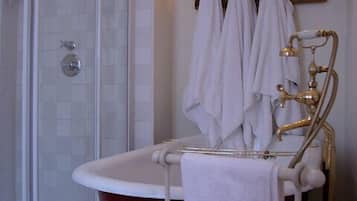 Deluxe Double Room, Balcony | Bilik Mandi | Kelengkapan dandanan diri percuma, pengering rambut, tuala disediakan