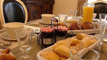 Free daily continental breakfast