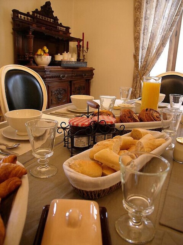 Free daily continental breakfast - L'Entrée Chambres d'Hôtes Bar & Restaurant (Castillonnes)