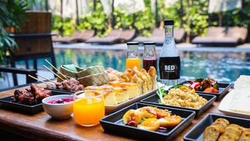 Free daily buffet breakfast