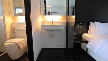 Standard Twin Room | Bathroom | Shower, free toiletries, hair dryer, slippers