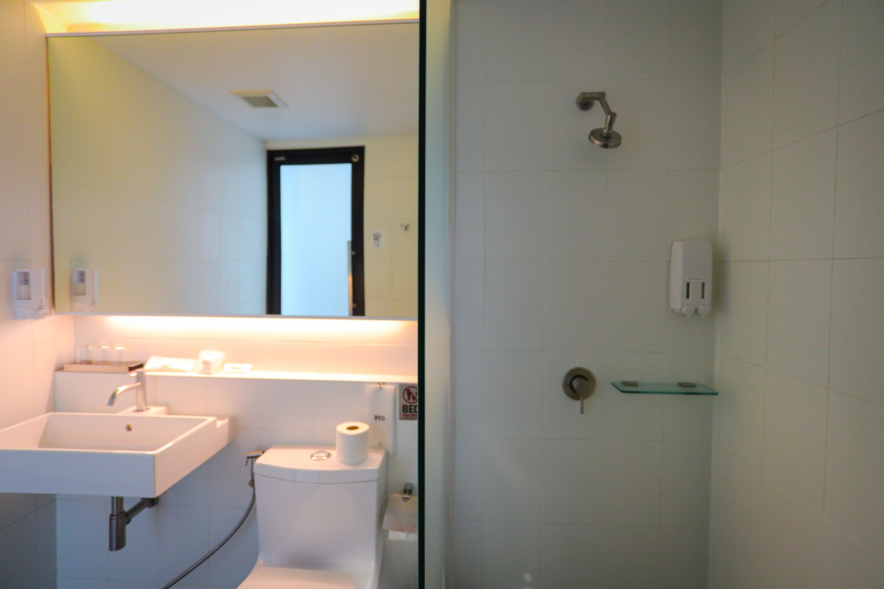 Une salle de bain avec un lavabo, des toilettes et une douche.