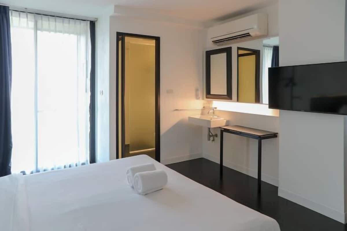 Premium bedding, minibar, desk, soundproofing