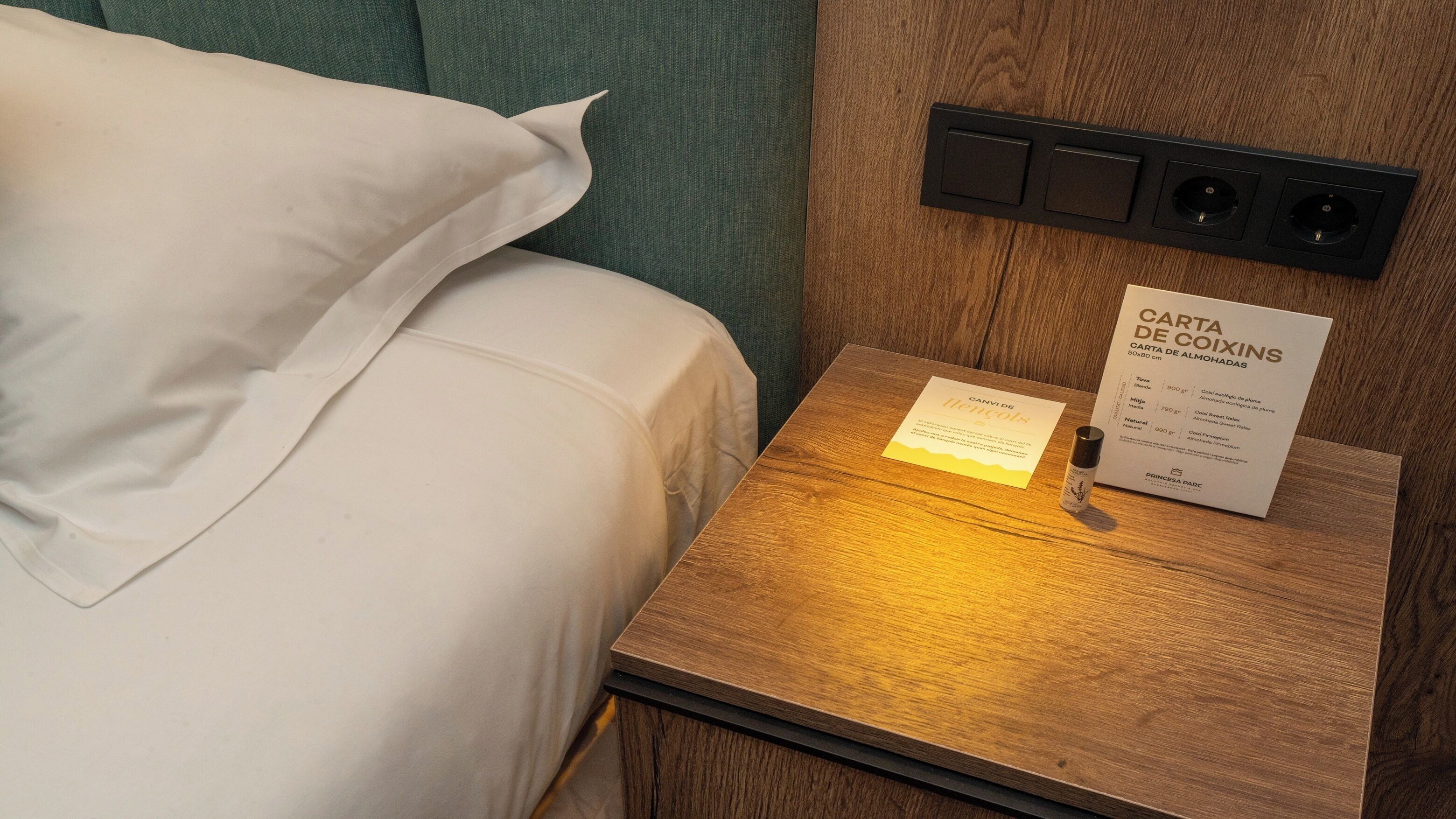 Ropa de cama de alta calidad, cubrecamas y minibar 
