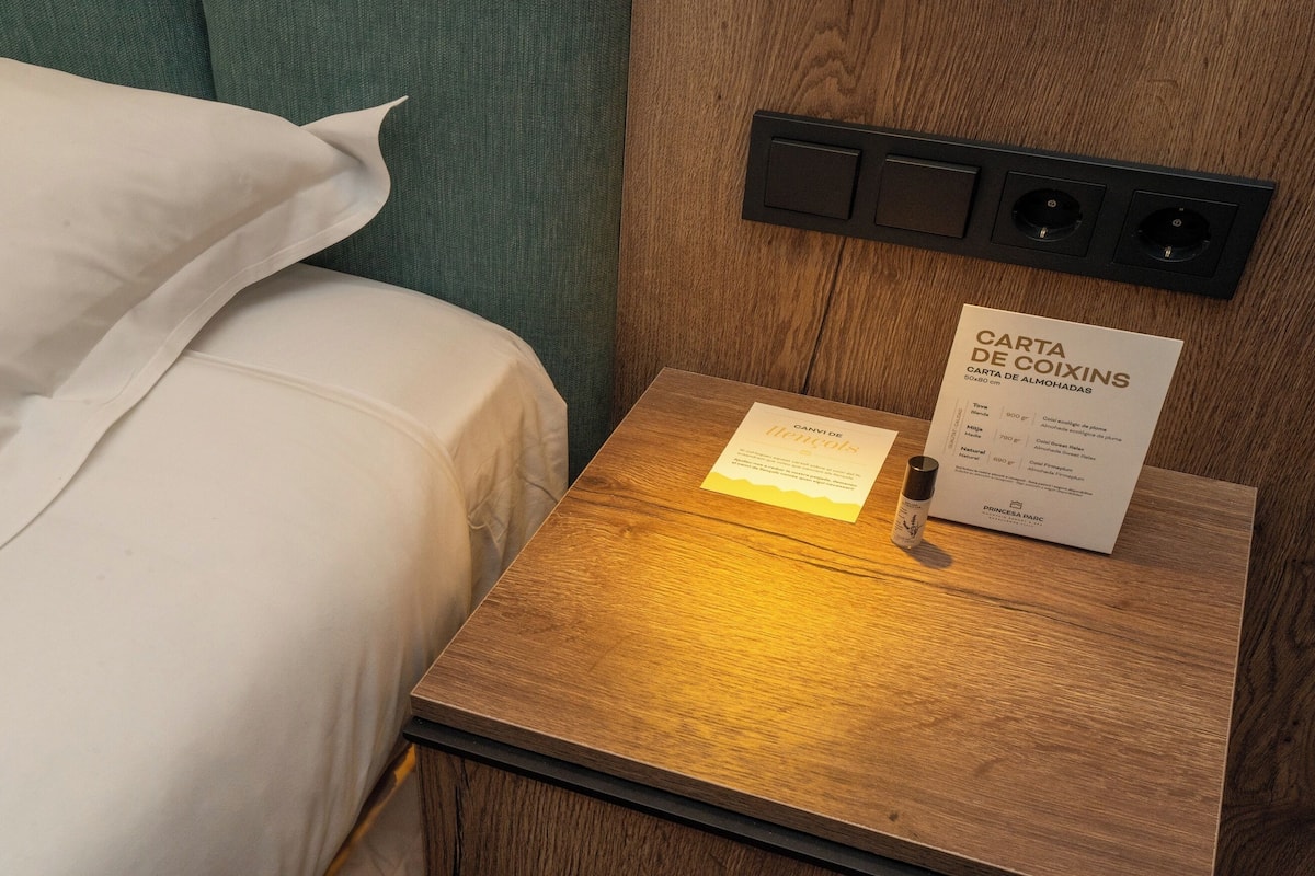 Ropa de cama de alta calidad, cubrecamas y minibar