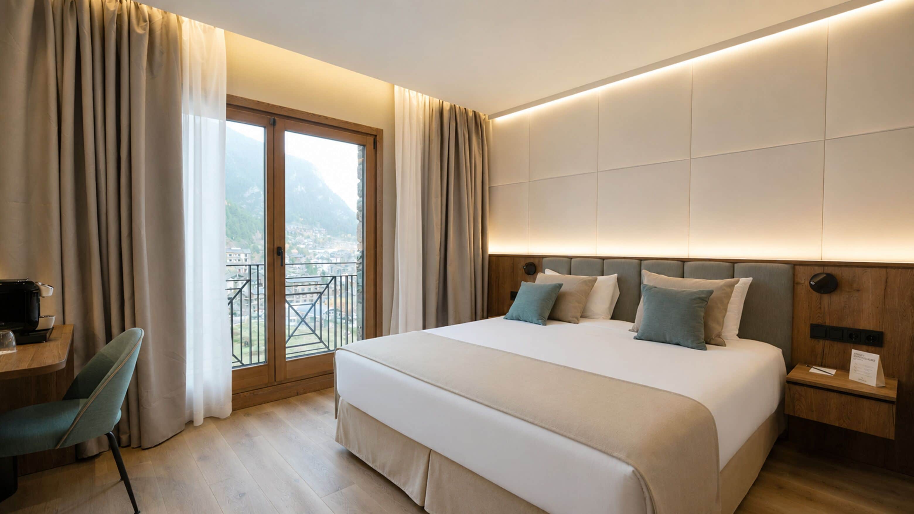 Premium tweepersoonskamer | Luxe beddengoed, donsdekens, een minibar, een kluis op de kamer