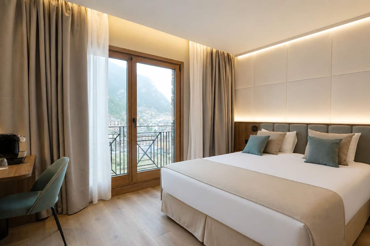 Ropa de cama de alta calidad, cubrecamas y minibar