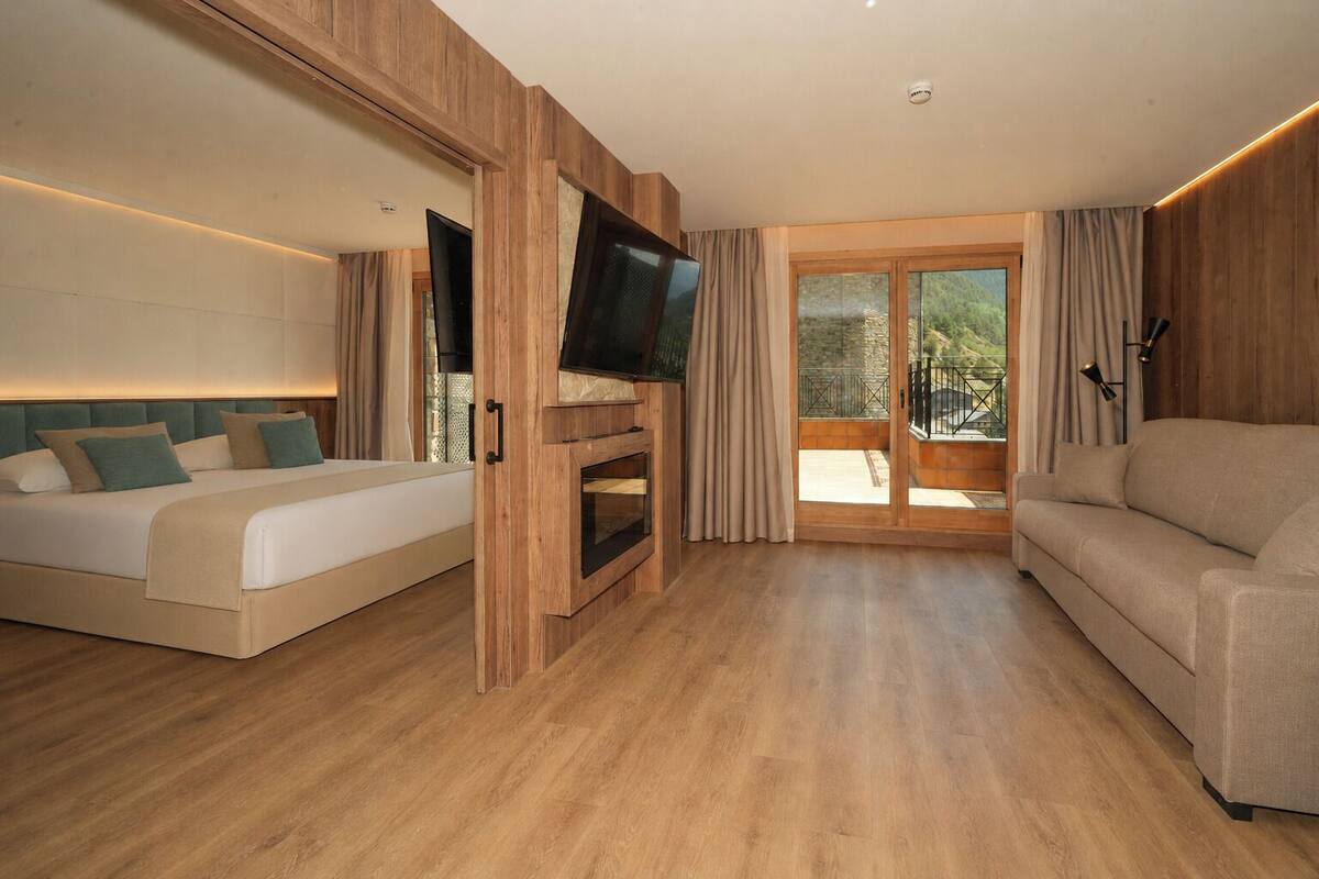 Ropa de cama de alta calidad, cubrecamas y minibar