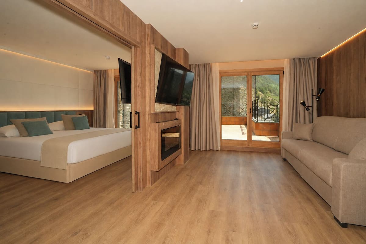 Premium bedding, down comforters, minibar, in-room safe
