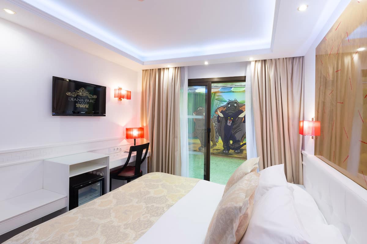 Premium bedding, down duvets, minibar, in-room safe