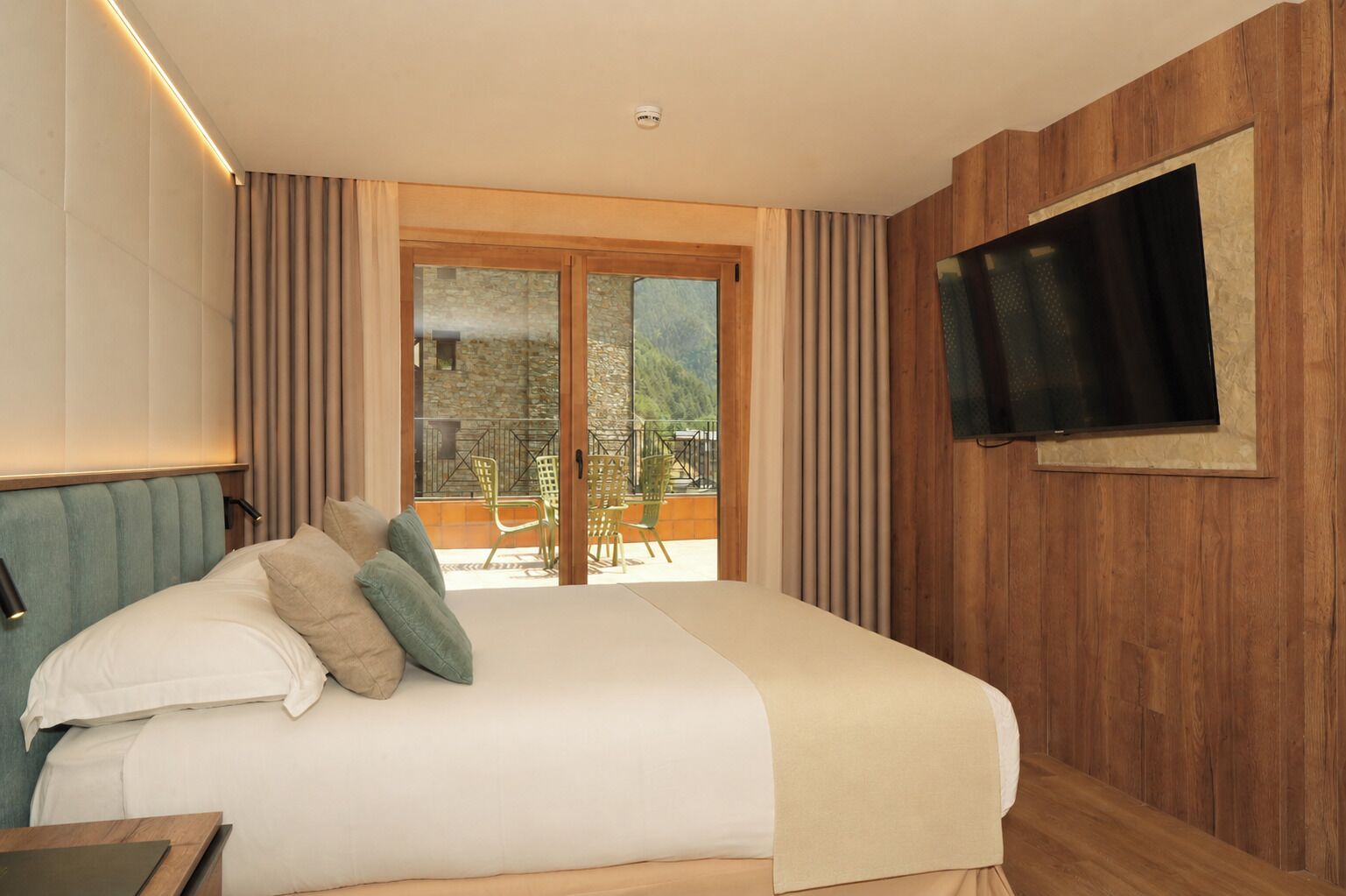 Premium suite, terras | Luxe beddengoed, donsdekens, een minibar, een kluis op de kamer