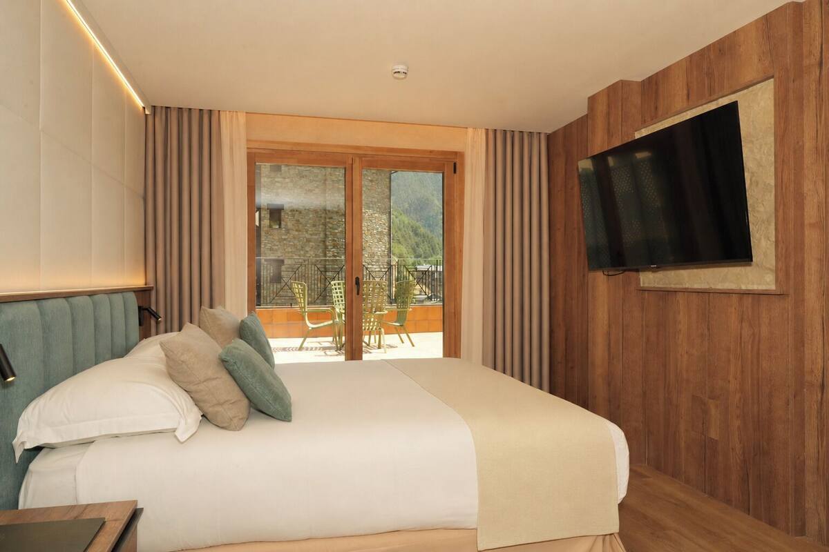 Ropa de cama de alta calidad, cubrecamas y minibar