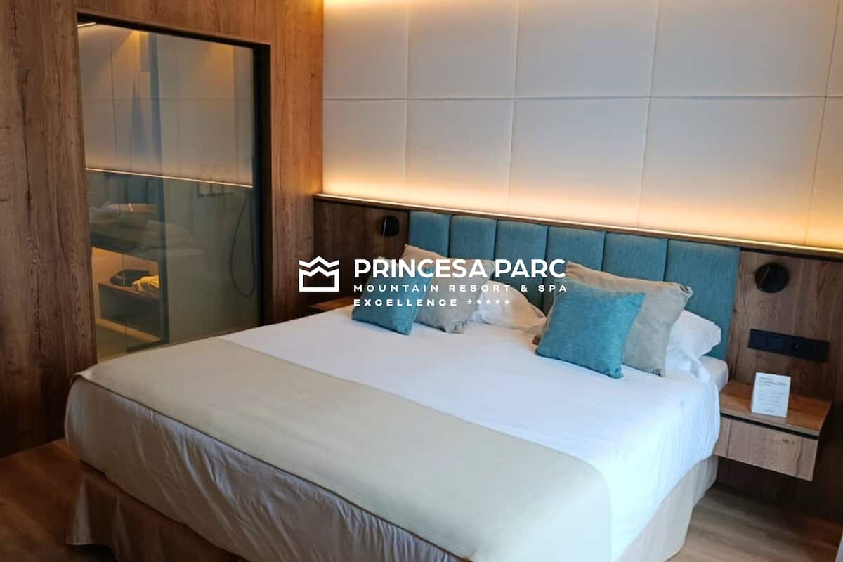 Kamar Single Premium, Bebas Asap Rokok, Hewan Peliharaan Dilarang | Seprai premium, selimut bulu angsa, minibar, dan brankas