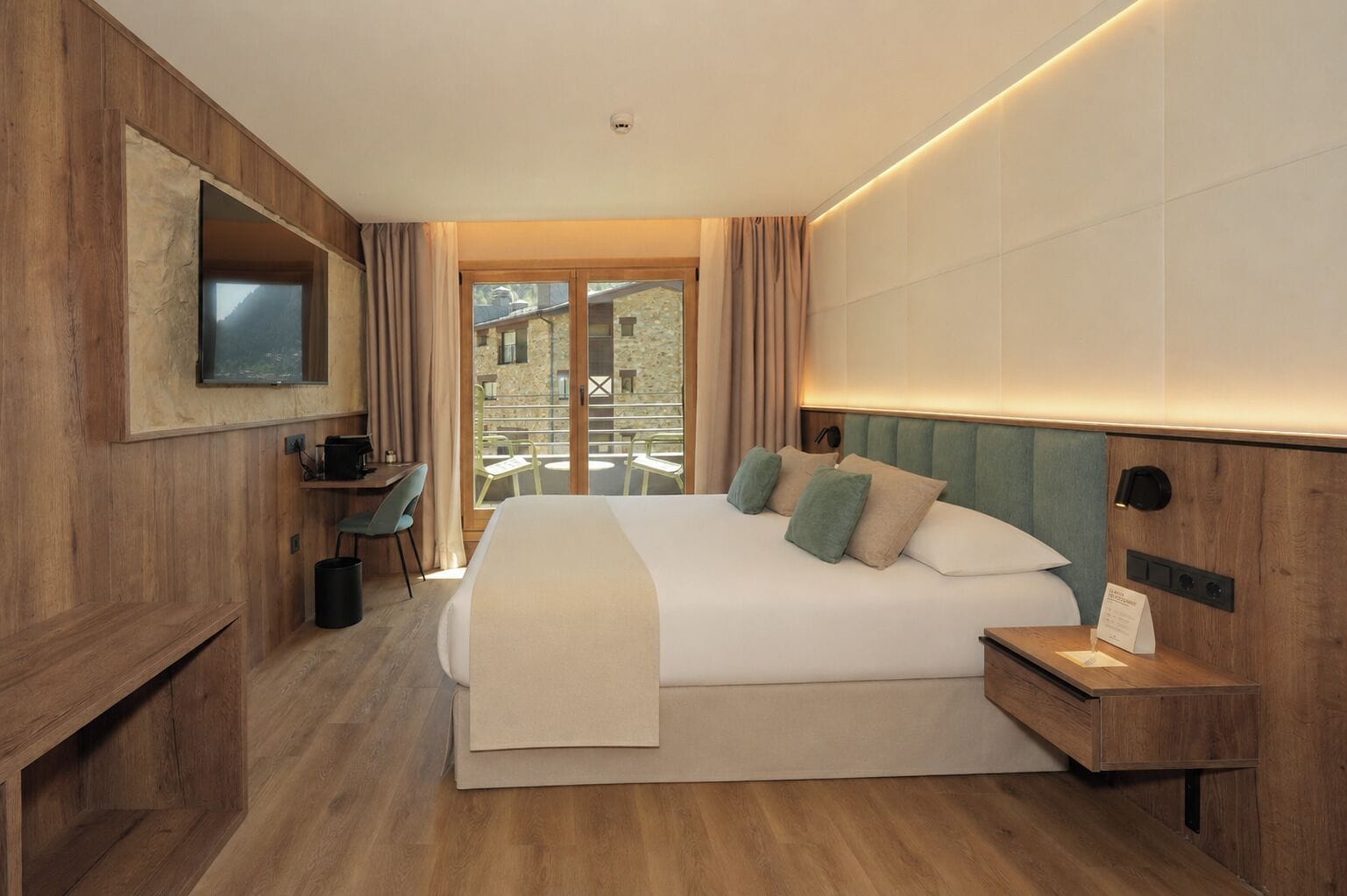 Luxe beddengoed, donsdekens, een minibar, een kluis op de kamer