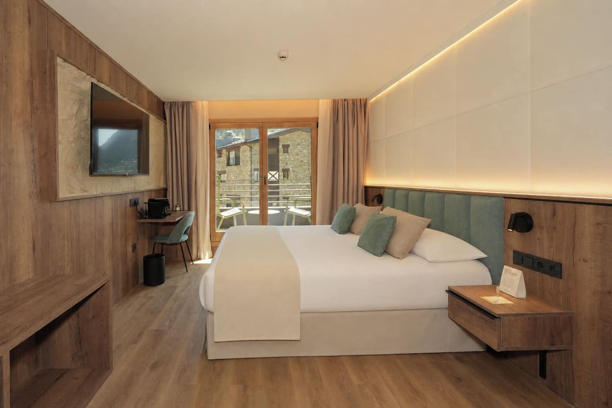 Ropa de cama de alta calidad, cubrecamas y minibar