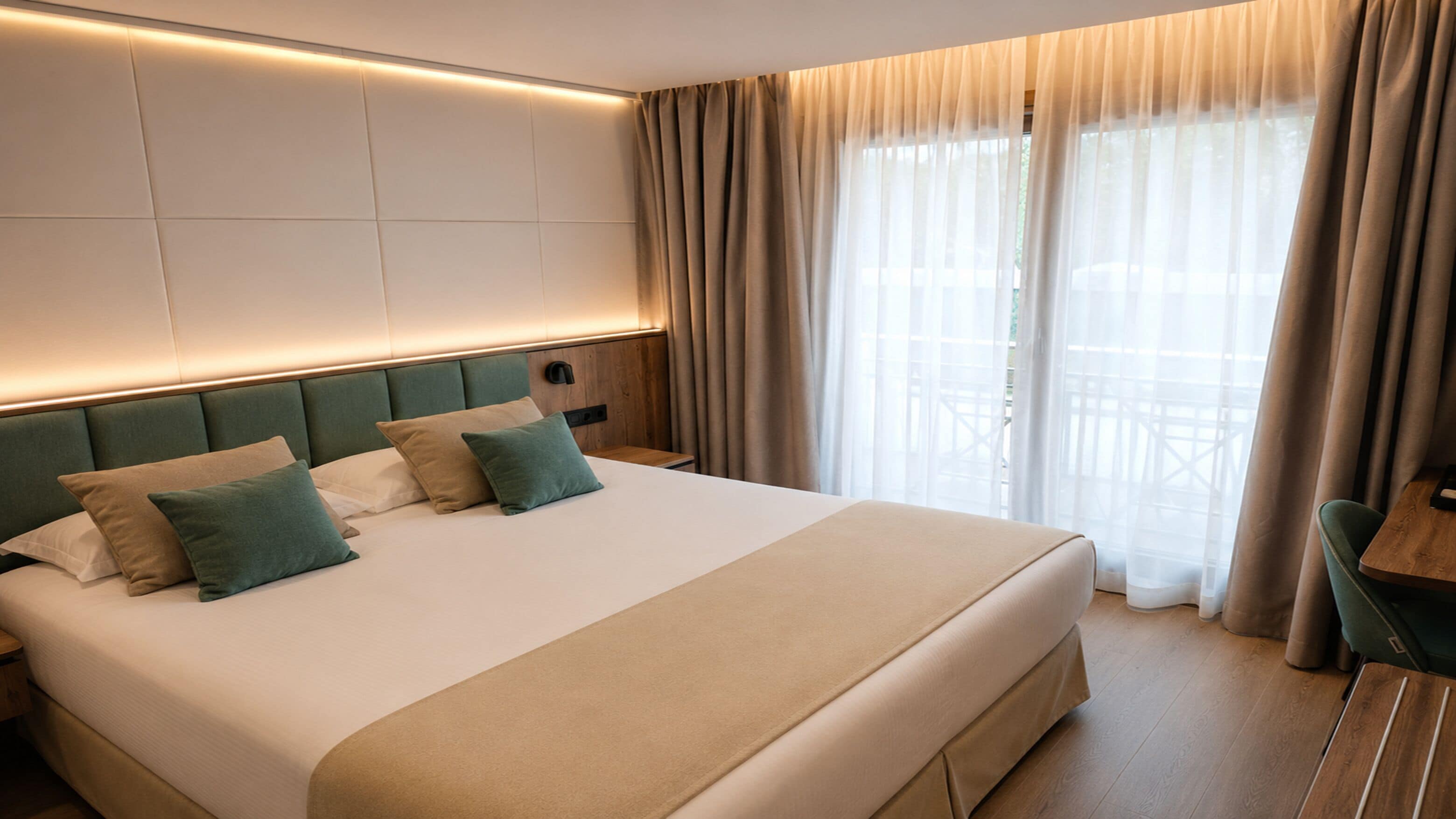 Ropa de cama de alta calidad, cubrecamas y minibar 
