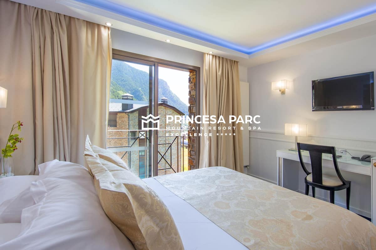 Ropa de cama de alta calidad, cubrecamas y minibar