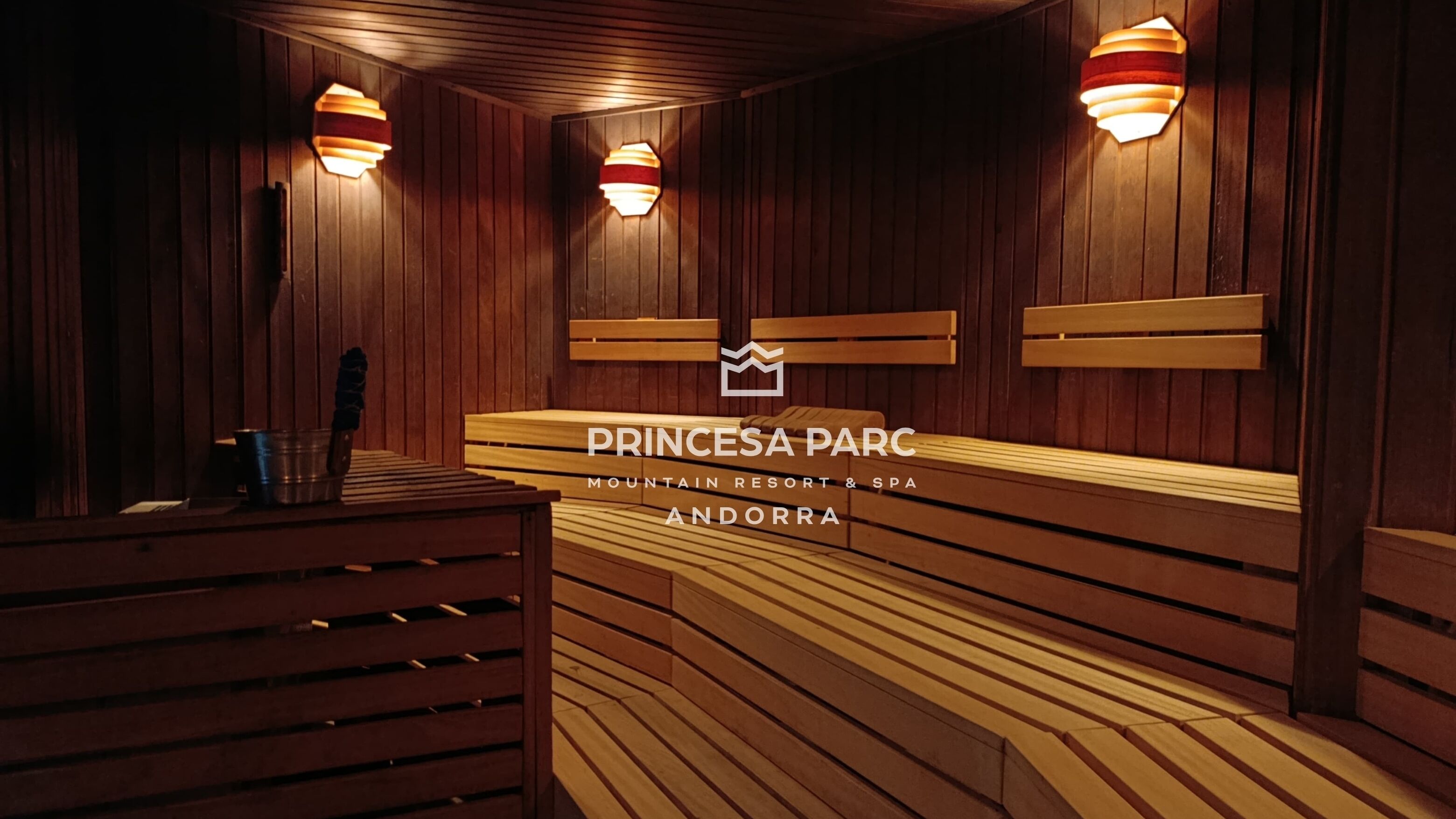 Un área de spa de madera con bancos e iluminación empotrada.