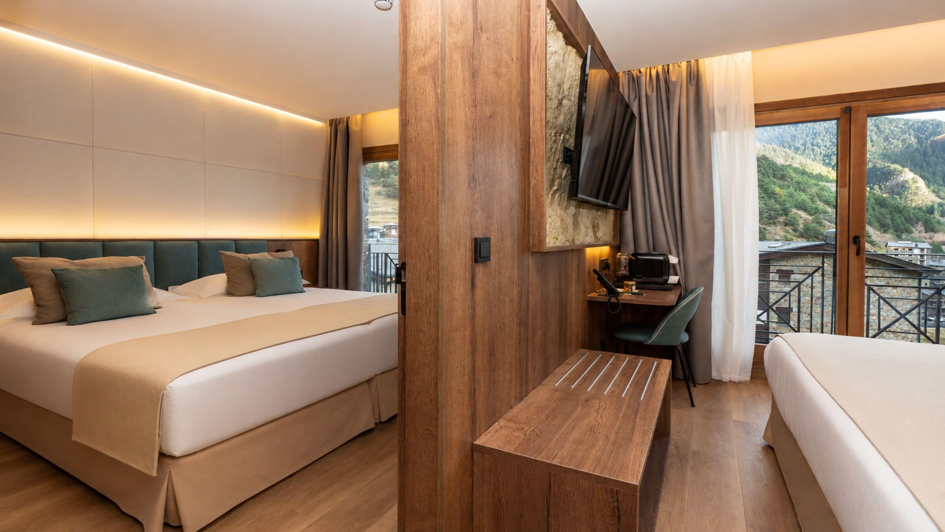 Premium kamer | Luxe beddengoed, donsdekens, een minibar, een kluis op de kamer