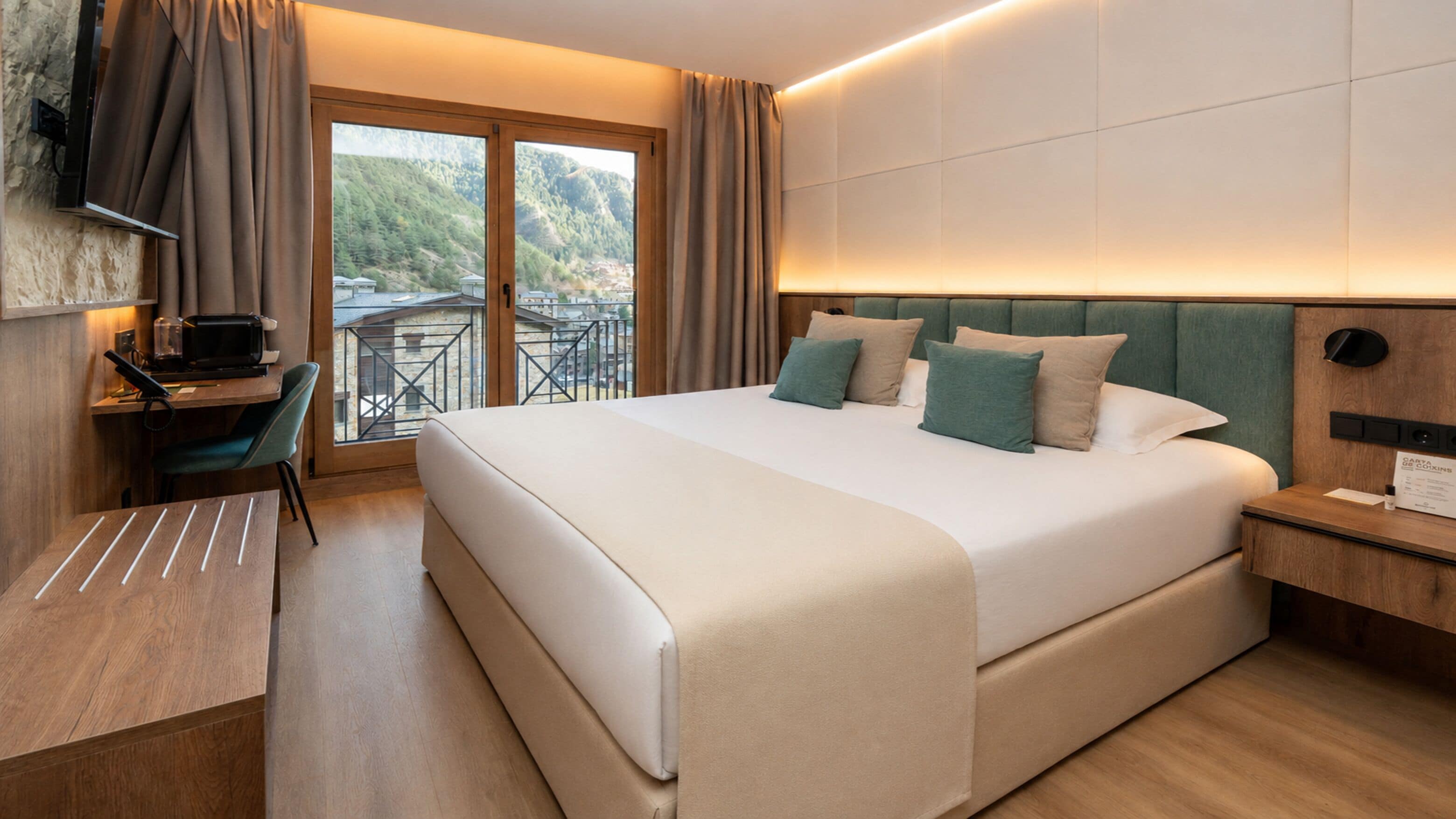 Quadruple Premium con Vistas | Literie de qualité supérieure, couette en duvet d'oie, minibar