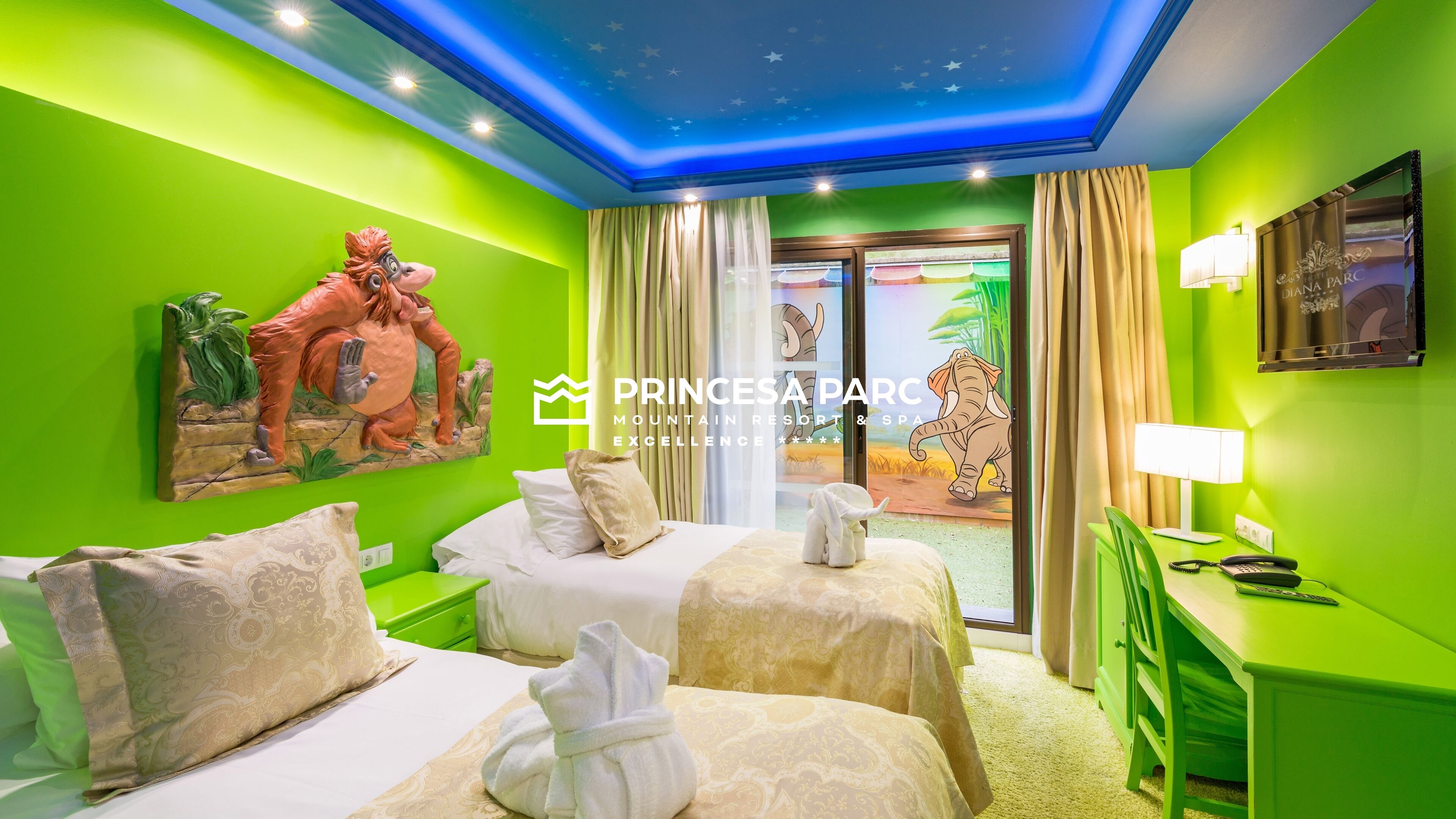 Ropa de cama de alta calidad, cubrecamas y minibar 