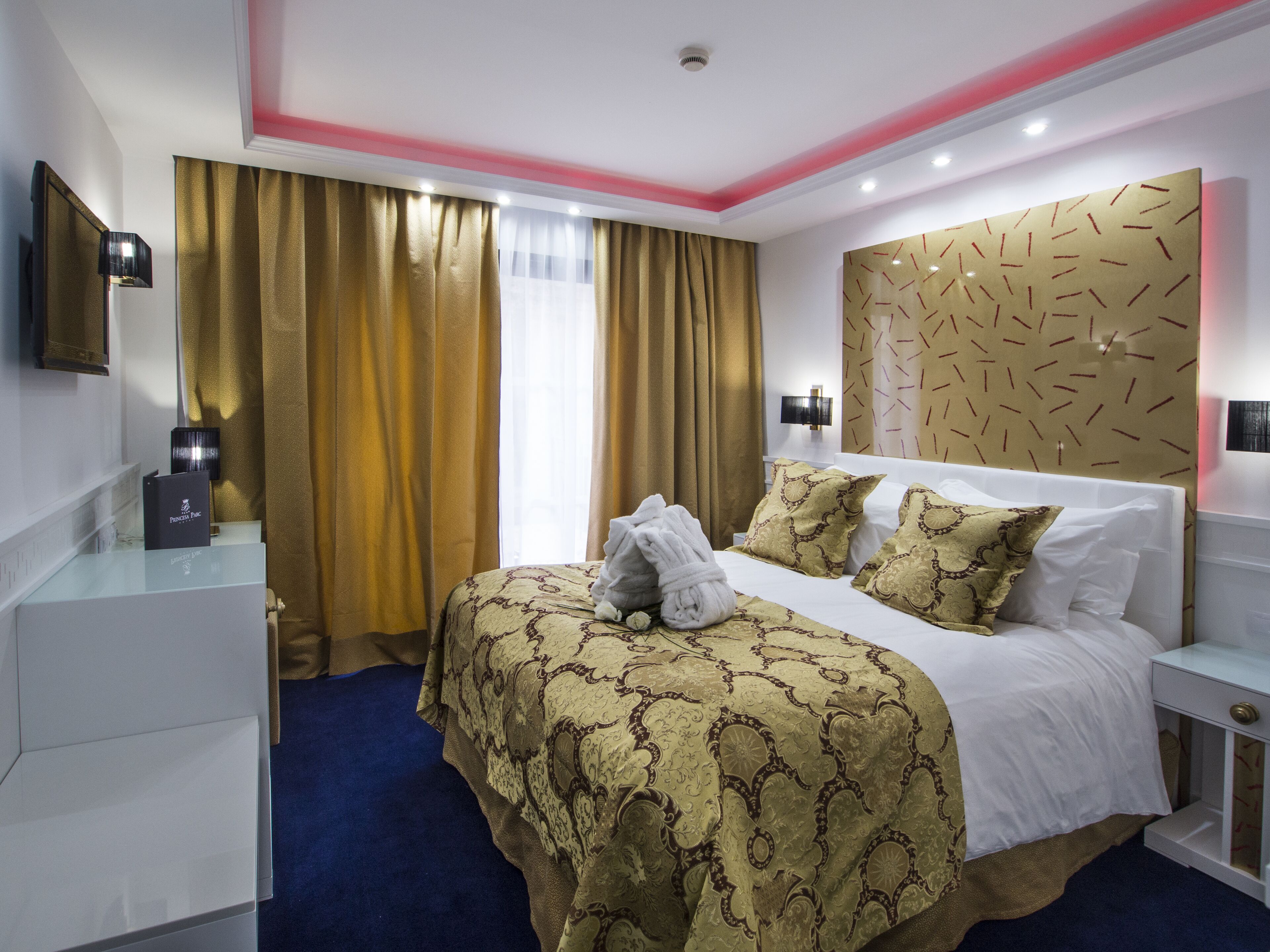 Premium bedding, down duvets, minibar, in-room safe